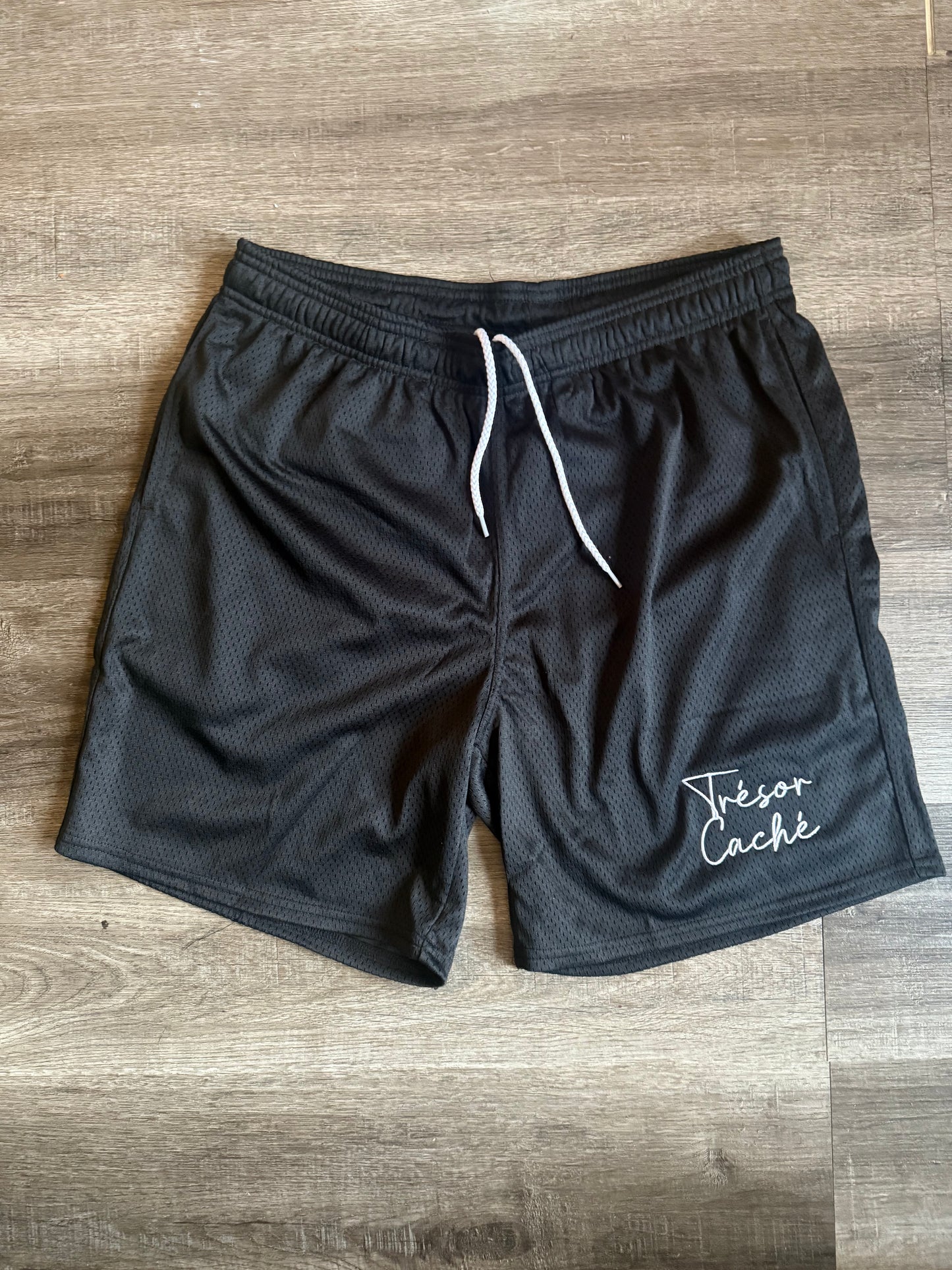 Trésor Caché basketball shorts